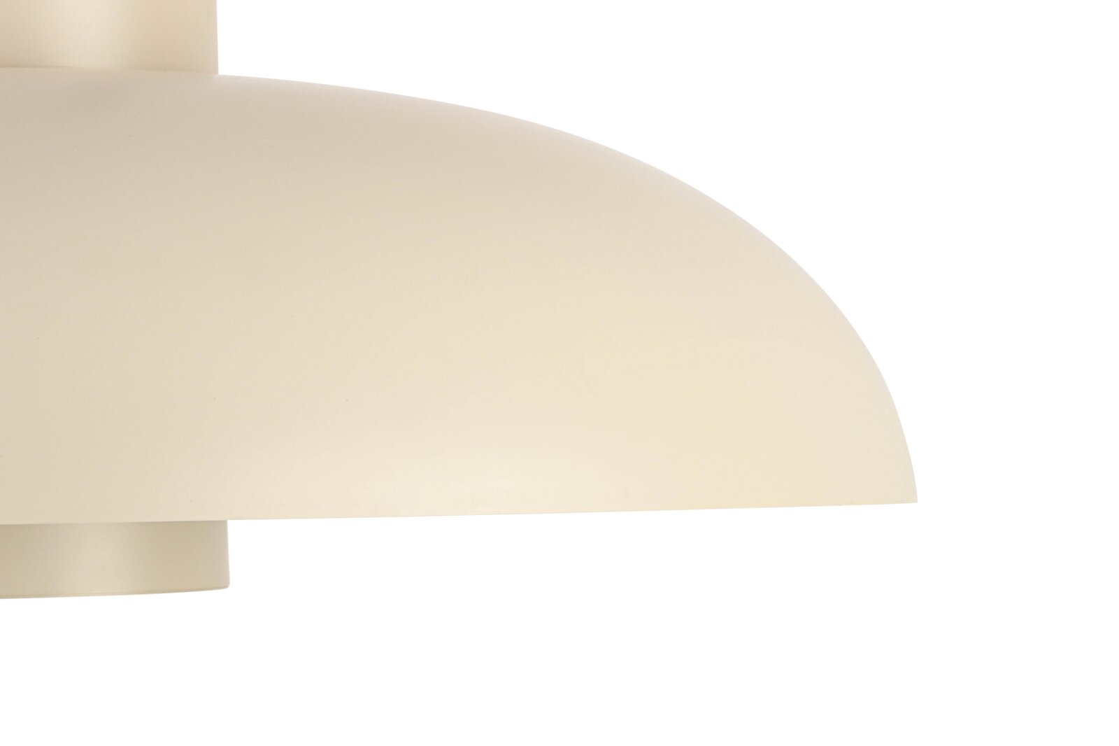 Nahaufnahme einer cremefarbenen LED-Deckenleuchte mit halbrundem Schirm, seitliche Perspektive