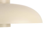 Nahaufnahme einer cremefarbenen LED-Deckenleuchte mit halbrundem Schirm, seitliche Perspektive