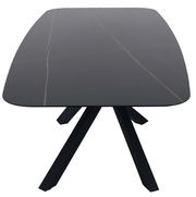 Moderner schwarzer Esstisch mit rechteckiger Tischplatte und schrägen Beinen, Ansicht von oben.