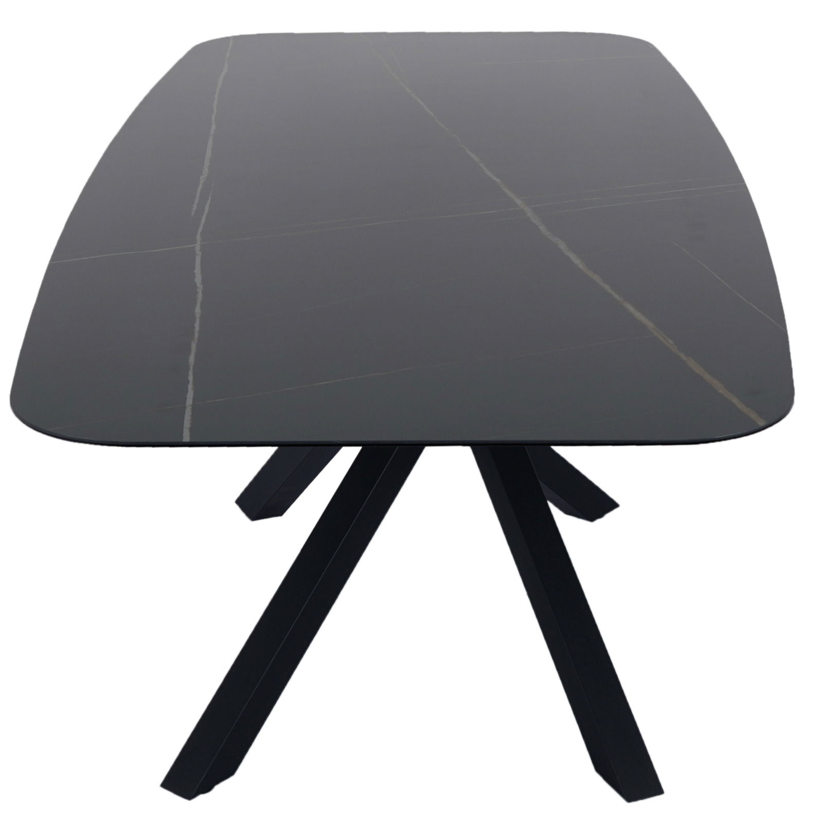 Moderner schwarzer Esstisch mit rechteckiger Tischplatte und schrägen Beinen, Ansicht von oben.