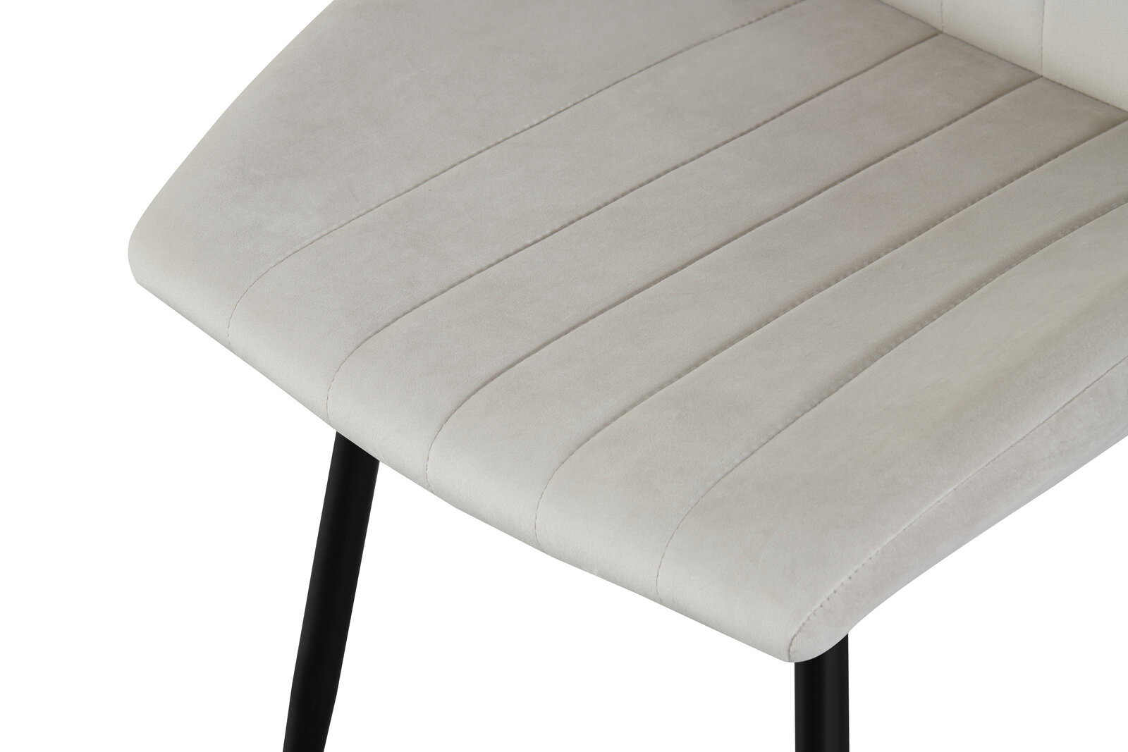 Detailansicht eines hellgrau gepolsterten Stuhlsitzes mit horizontalen Steppnähten und schwarzen Metallbeinen, schräg von oben fotografiert