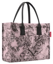 Rosa Einkaufstasche mit schwarzem, detailliertem Landschaftsmuster und schwarzen Griffen, seitliche Perspektive