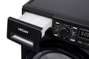 Nahaufnahme einer schwarzen MICAN Frontlader-Waschmaschine mit geöffneter Waschmittelschublade und sichtbarem Bedienfeld, aufgenommen aus schräger Frontperspektive.