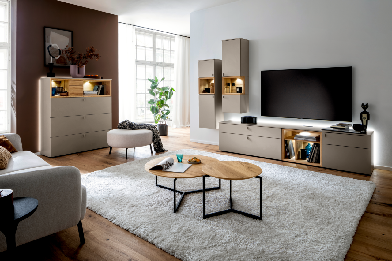 Moderne Wandkombination Venjakob ANDIAMO 3.0 in einem stilvollen Wohnzimmer, seitliche Perspektive