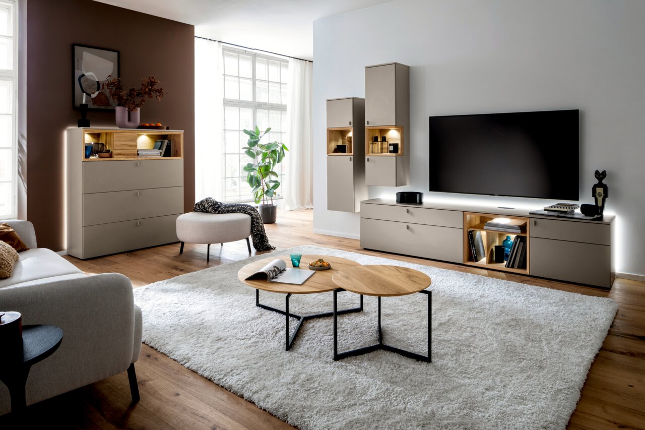 Moderne Wandkombination Venjakob ANDIAMO 3.0 in einem stilvollen Wohnzimmer, seitliche Perspektive