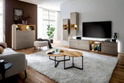 Moderne Wandkombination Venjakob ANDIAMO 3.0 in einem stilvollen Wohnzimmer, seitliche Perspektive