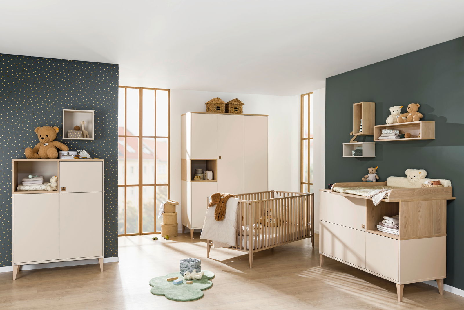 Kinderzimmer mit Babybett, Wickelkommode und Kleiderschrank in heller Holzoptik, seitliche Perspektive