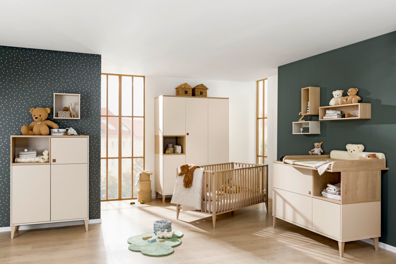Paidi Babybett MILA&BEN Kinderzimmer mit Babybett, Wickelkommode und Kleiderschrank in heller Holzoptik, seitliche Perspektive