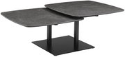 Moderner Couchtisch mit zwei versetzten, quadratischen Platten in dunkler Steinoptik, seitliche Perspektive.