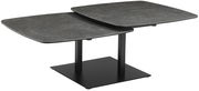 Moderner Couchtisch mit zwei versetzten, quadratischen Platten in dunkler Steinoptik, seitliche Perspektive.