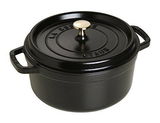 Schwarzer runder Bräter Cocotte 28 cm von Staub mit Deckel und goldfarbenem Knauf, seitliche Perspektive