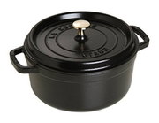 Zwarte ronde braadpan (cocotte) van 28 cm van Staub, met deksel en goudkleurige knop, zijaanzicht