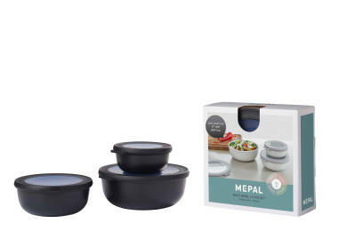 Drei schwarze Multischüsseln Cirqula mit Deckeln, seitliche Perspektive, neben der Produktverpackung.