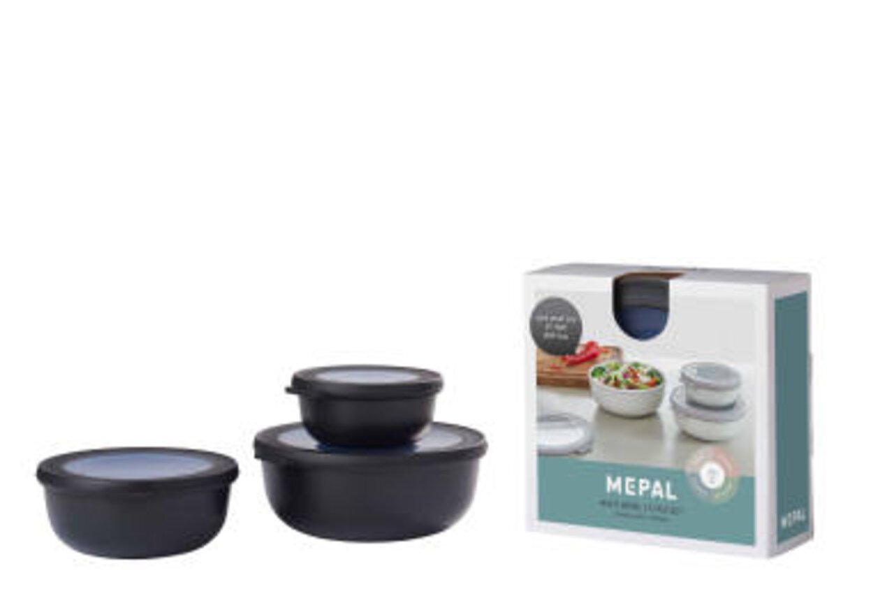 Drei schwarze Multischüsseln Cirqula mit Deckeln, seitliche Perspektive, neben der Produktverpackung.