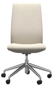 Frontansicht eines modernen, beigen Bürostuhls mit verchromtem Fußkreuz und Rollen.