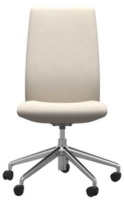 Frontansicht eines modernen, beigen Bürostuhls mit verchromtem Fußkreuz und Rollen.