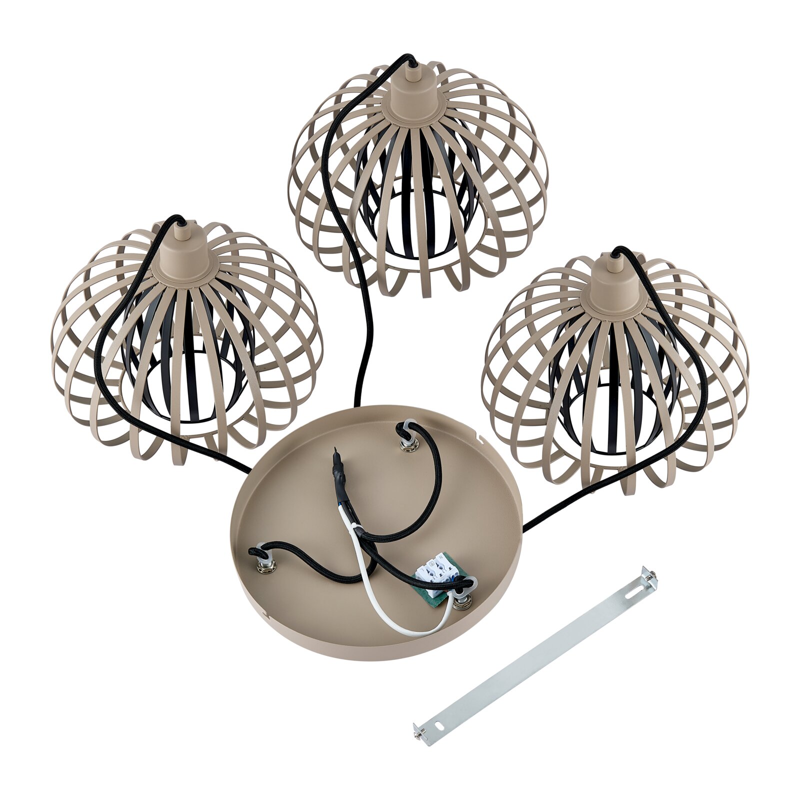 Hanglamp met drie lampen en moderne, open lampenkappen in draadkooi-design, gezien van bovenaf.