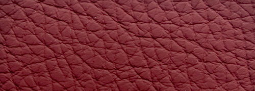 Bacher Sessel KAMA Nahaufnahme der strukturierten, roten Lederoberfläche eines Sessels
