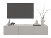 Modern hangend tv-lowboard 180 in minimalistische uitvoering, met decoraties en een grote tv erboven.