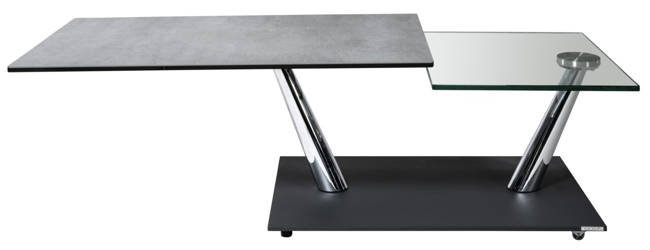 Moderne salontafel met twee verspringende tafelbladen, één van glas en één in betonlook, op schuine metalen poten, zijaanzicht.