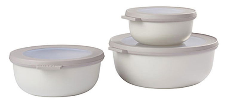 Dreiteiliges Multischüssel-Set in flacher Perspektive, bestehend aus unterschiedlich großen, weißen Schüsseln mit grauen Deckeln.