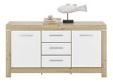Frontale Ansicht eines modernen Sideboards mit Holzrahmen und weißen Türen, dekoriert mit Büchern und einer Fischskulptur.