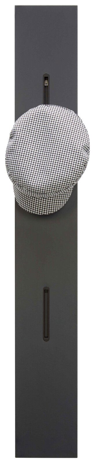 Garderobenpaneel in dunkler Farbe mit Haken, frontal abgebildet, mit einer karierten Mütze darauf.