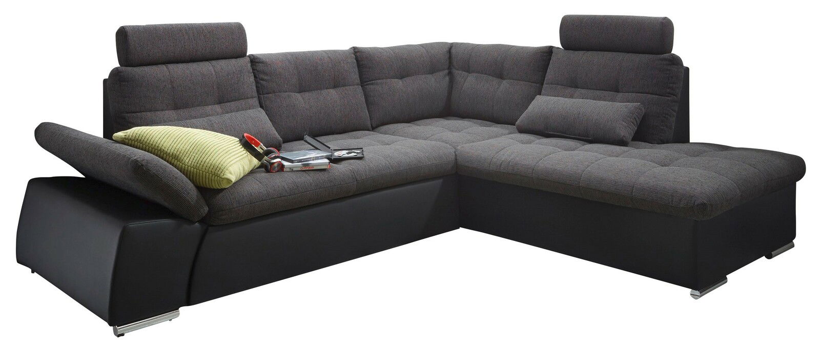 Ecksofa in dunklem Stoff mit verstellbaren Kopfstützen und einem grünen Kissen, seitliche Perspektive