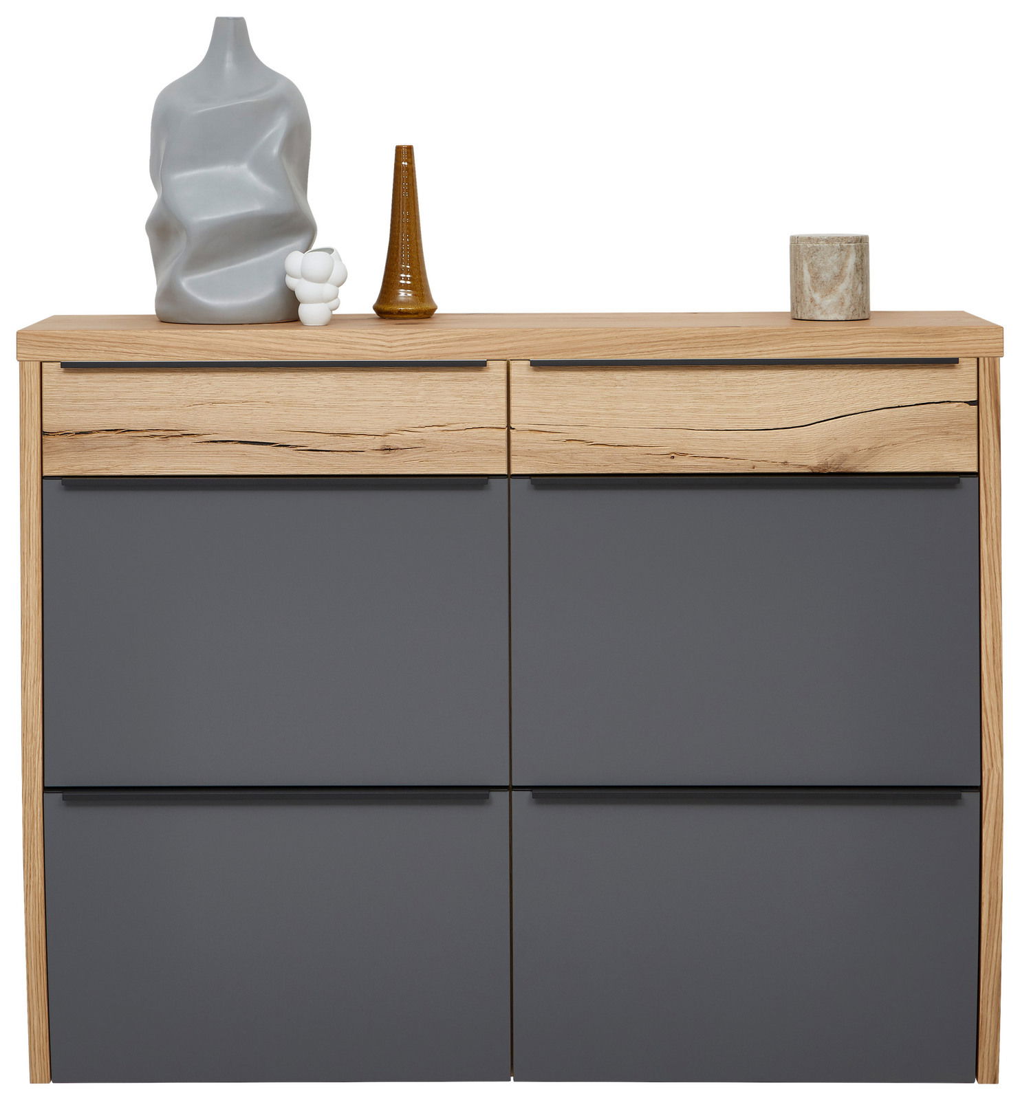 Moderner Hängeschuhschrank in Holzoptik mit grauen Fronten, frontal fotografiert. Dekoriert mit Vasen und Kerzenhalter auf der Oberseite.
