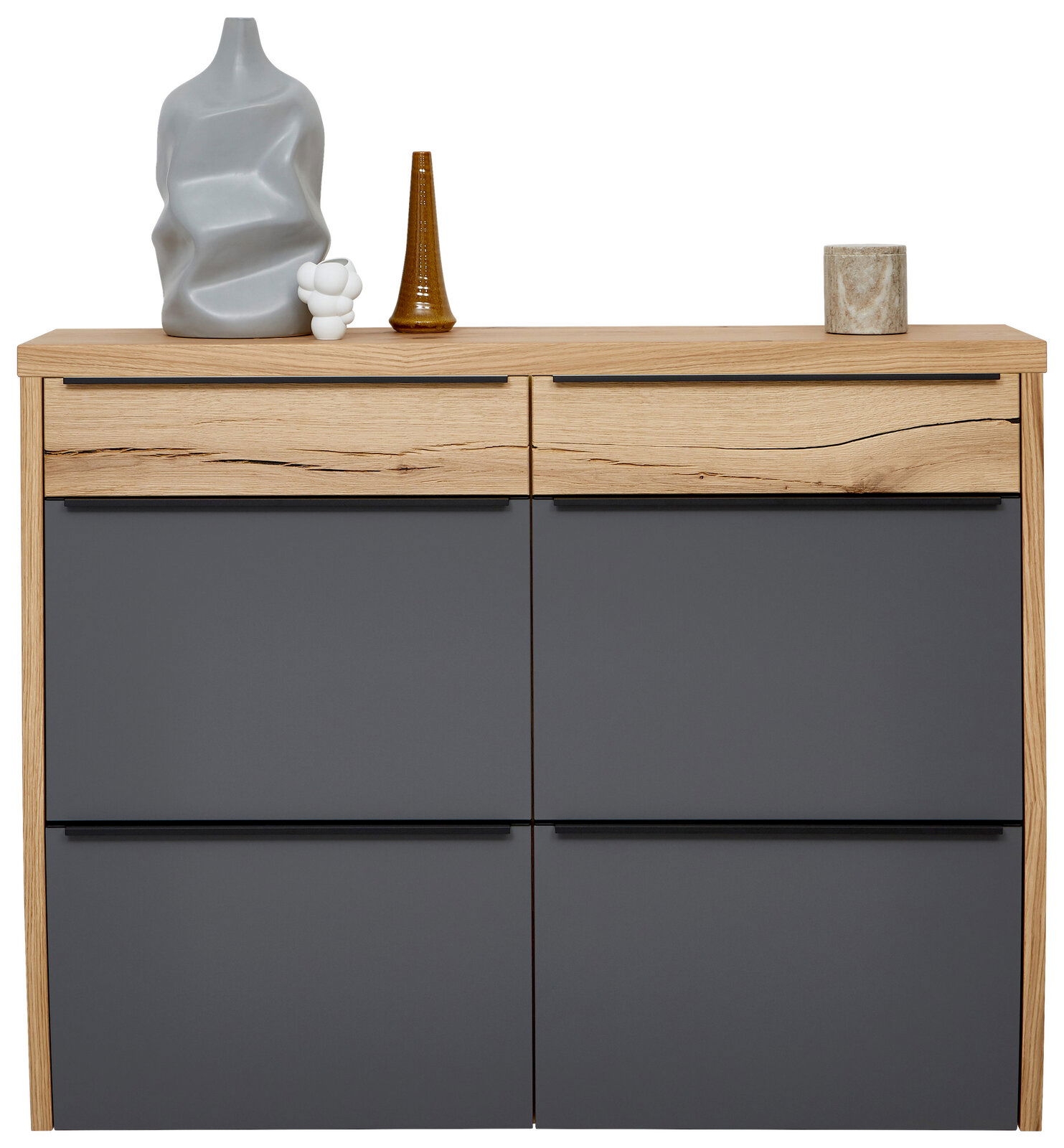 Moderner Hängeschuhschrank in Holzoptik mit grauen Fronten, frontal fotografiert. Dekoriert mit Vasen und Kerzenhalter auf der Oberseite.