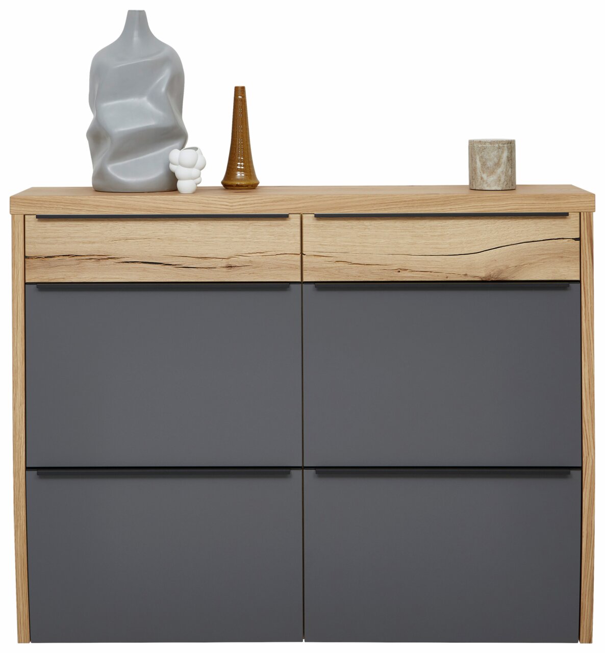 Moderner Hängeschuhschrank in Holzoptik mit grauen Fronten, frontal fotografiert. Dekoriert mit Vasen und Kerzenhalter auf der Oberseite.