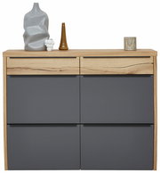 Moderner Hängeschuhschrank in Holzoptik mit grauen Fronten, frontal fotografiert. Dekoriert mit Vasen und Kerzenhalter auf der Oberseite.