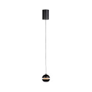 Schwarze Pendelleuchte mit kugelförmigem, zweiteiligem Lampenschirm und sichtbarer Lichtöffnung, an langem Kabel mit zylindrischem Baldachin, freigestellt vor weißem Hintergrund, Frontansicht.