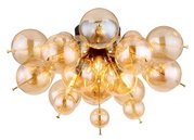 Moderne Deckenleuchte mit mehreren goldenen Glaskugeln, von unten betrachtet.