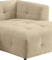 Beiger, gepolsterter Lounge-Sessel mit gesteppter Sitzfläche und abgerundeter Rückenlehne, Ansicht schräg von vorne rechts