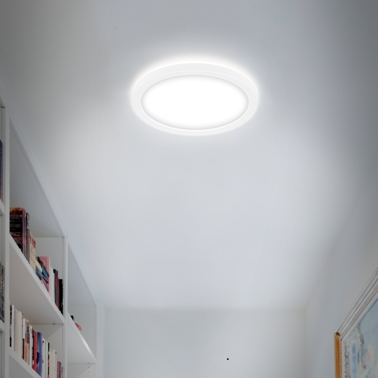 Briloner LED-Deckenleuchte SLIM Runde LED-Deckenleuchte Briloner SLIM, leuchtend an der Decke eines modernen Raumes, seitliche Perspektive