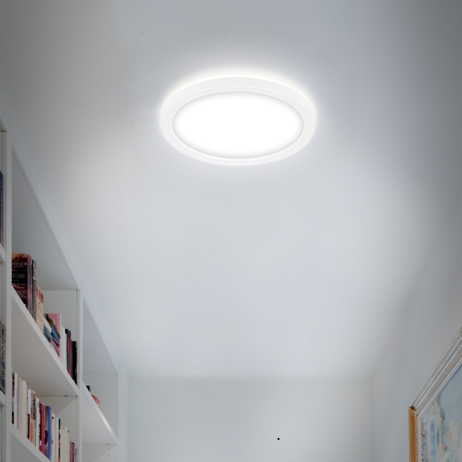 Briloner LED-Deckenleuchte SLIM Runde LED-Deckenleuchte Briloner SLIM, leuchtend an der Decke eines modernen Raumes, seitliche Perspektive