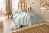 Bettwäsche-Set aus Seersucker in einem gemütlichen Schlafzimmer mit gestreiftem Design in Grün und Weiß, seitliche Perspektive.