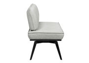 Seitenansicht einer modernen, grauen Bank mit schwarzem Gestell und gepolstertem Sitz und Rückenlehne.