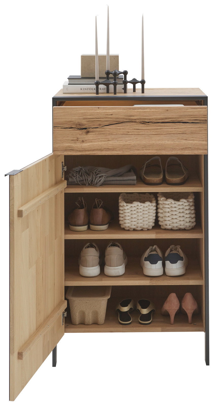 Schmaler Schuhschrank aus Holz mit geöffneter Tür, zeigt mehrere Regalböden mit Schuhen und Körben, dekoriert mit Büchern und Kerzen auf der Oberseite, Frontalansicht.