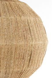 Nahaufnahme einer Hängeleuchte mit natürlichem, geflochtenem Material in beige.