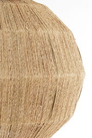 Nahaufnahme einer Hängeleuchte mit natürlichem, geflochtenem Material in beige.