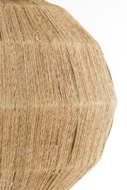 Close-up van een hanglamp van natuurlijk, gevlochten materiaal in beige.