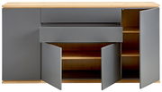 Frontale Ansicht eines modernen Sideboards mit grauen Türen und Schubladen, kombiniert mit einer Holzoberfläche.