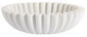 Weiße, mittelgroße Schale mit geriffeltem Design, seitliche Perspektive