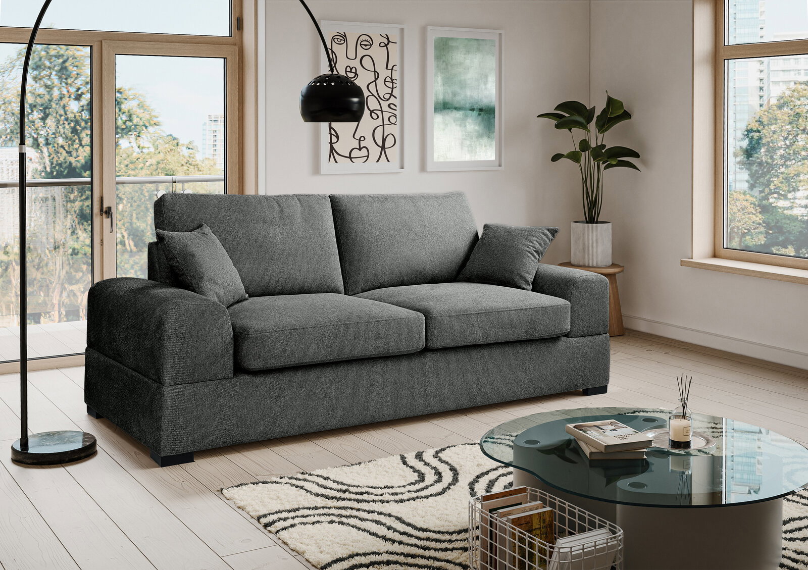 Modernes graues 3-Sitzer-Stoffsofa mit breiten Armlehnen und zwei Kissen im hellen Wohnzimmer, Frontansicht leicht schräg von links
