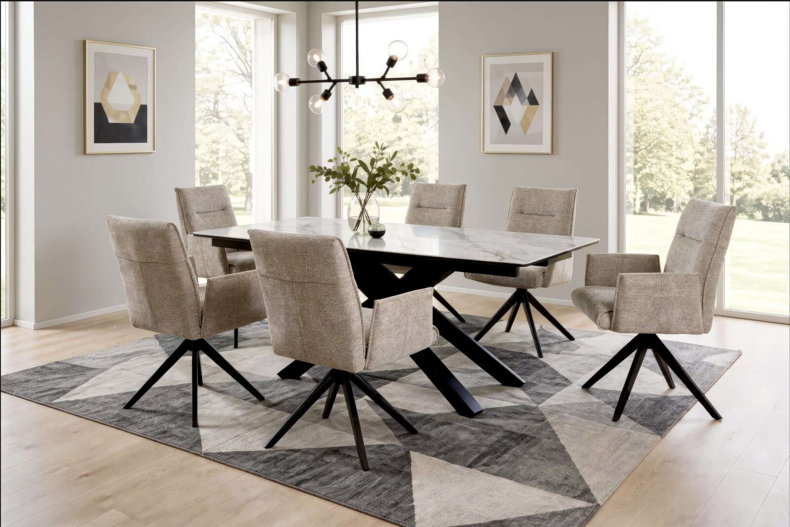 Modern eetkamerensemble met marmerlook tafelblad, zwart geometrisch onderstel en zes beige gestoffeerde draaistoelen met armleuningen, getoond in schuin vooraanzicht.