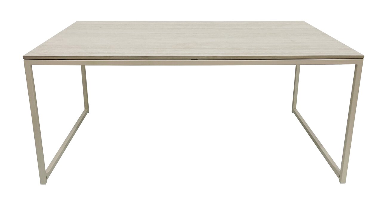Moderne salontafel met rechthoekig houten blad en slank metalen frame, gefotografeerd van voren.