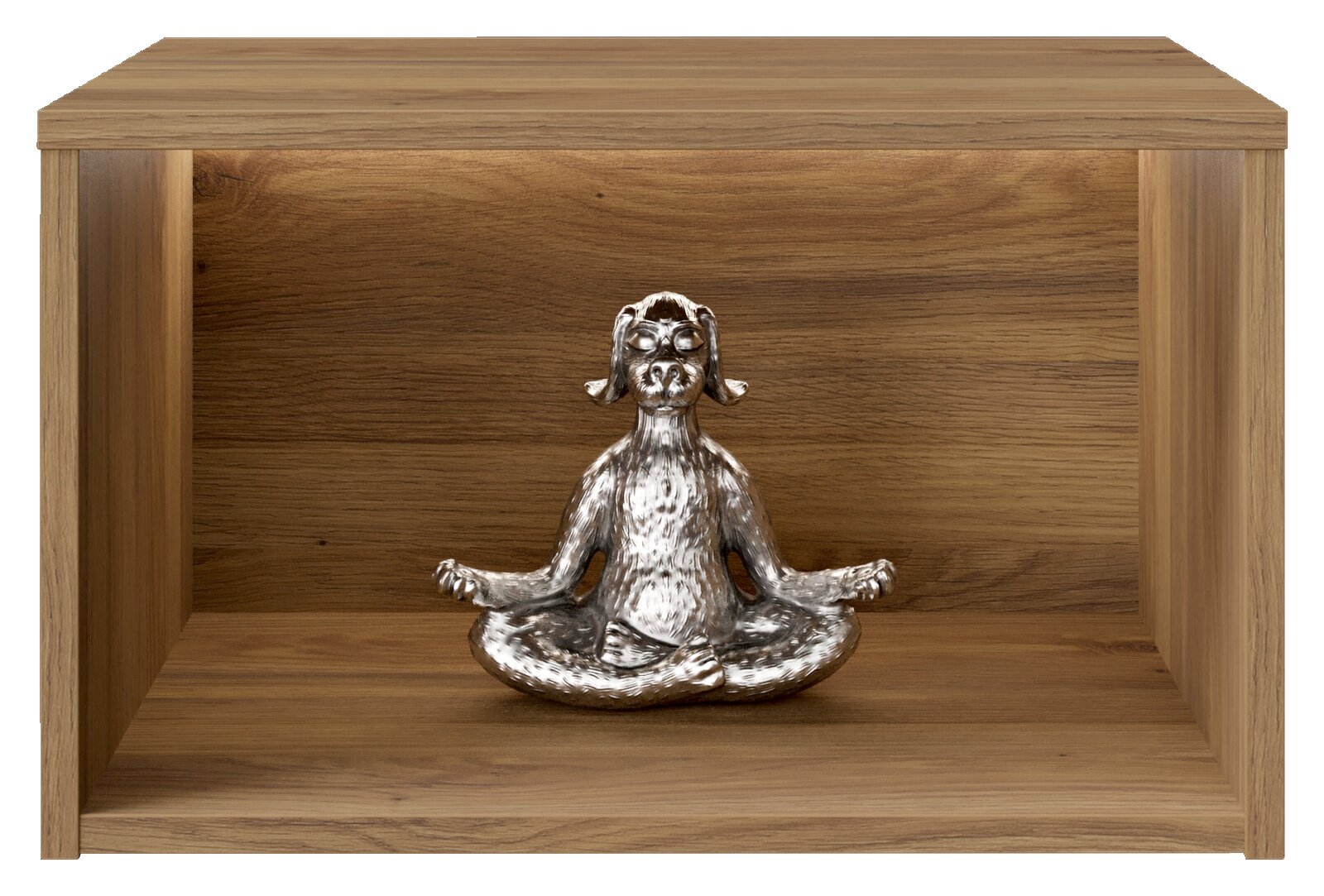Silberfarbene Dekofigur eines meditierenden Hundes in Yoga-Pose auf einem Holzregal, Frontalansicht
