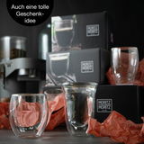 Doppelwandige Gläser von Moritz & Moritz, ideal als Geschenkidee, in einer stilvollen Verpackung präsentiert. Perspektive: seitlich von vorne.